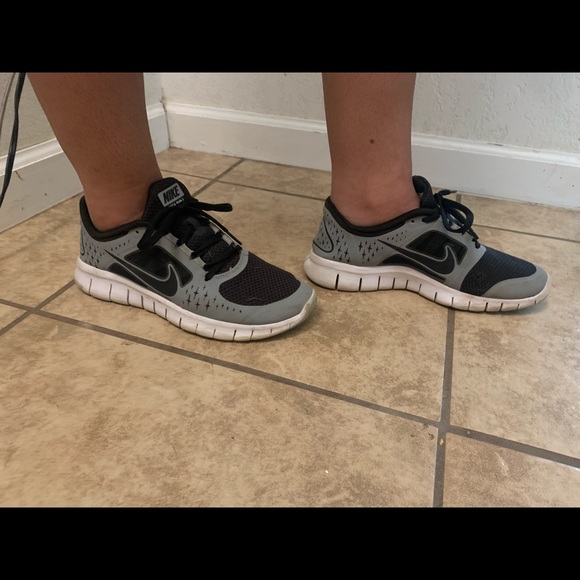 Nike shoes black and gray - Picture 2 of 3